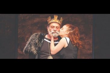 Kral Lear'ı canlandıran Haluk Bilginer ayakta alkışlandı