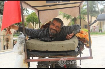 49 yıldır hem yatağı hem de ayağı olan akülü aracı bozuldu
