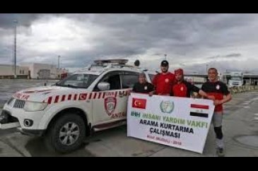 Türk dalgıçları Musul'da ceset arıyor
