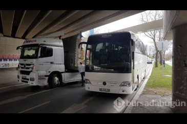 Otobüs ile TIR aynı anda üst geçide sıkıştı