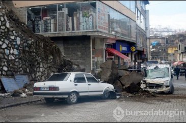Bitlis'te araçların üzerine kaya parçaları düştü