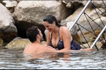 Yunus Özdiken de soruları duymazlıktan geldi.

Kelly Brook'tan dö...