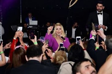 Seda'nın cesur elbisesi...
