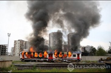 Adana'da hurdaya ayrılan vagonda yangın