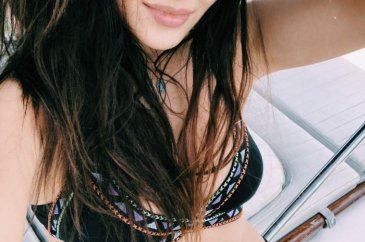 Hande Erçel dünyaya yelken açtı