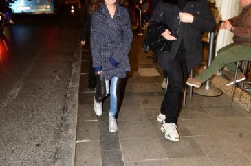 Yıldız Tilbe'den gece sürprizi
