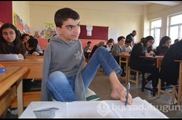 Doğuştan iki kolu olmayan Muhammet Uğur, ayak parmaklarıyla harikal...