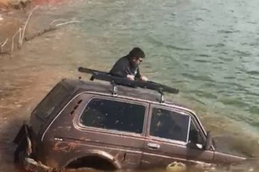 Bir selfie uğruna... Aracı bir anda suyun dibini boyladı
