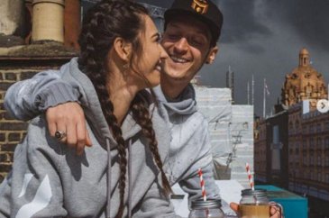  Amine Gülşe ile Mesut Özil'in Londra'da romantik yemeği 