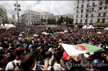  Cezayir'de Buteflika istifa etti ama protestolar sürüyor 