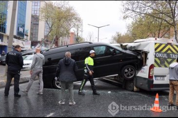  Ataşehir'de feci kaza: Minibüse ok gibi saplandı 
