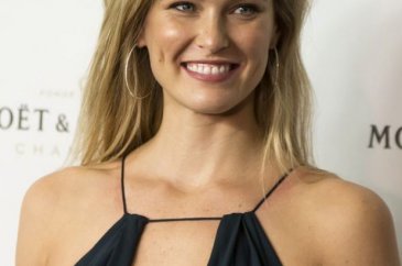 Çağla Şıkel ve Özge Ulusoy, Bar Refaeli ile podyuma çıkacak
