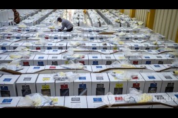 17 bin ada, 193 milyon seçmen: endonezya'da fil ve at sırtında oy s...