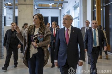 Kılıçdaroğlu, Hande Fırat'ın resim sergisini gezdi