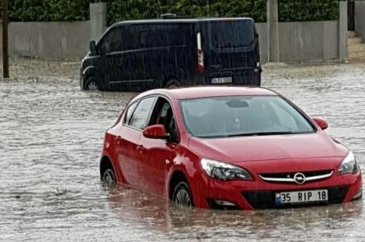 İzmir'de sağanak, dolu ve hortum