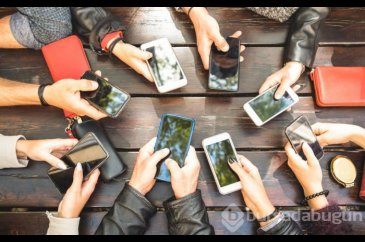 Cep telefonlarını artık daha geç değiştiriyoruz