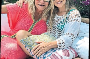  Şahika Ercümen ve Ayşegül Dinçkök köpek balıkları ile burun buruna 