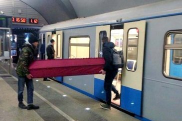 Hayrete düşüren anlar! Metroya tabutla bindiler