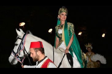 İpek Tanrıyar, kına gecesine atla geldi
