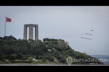 "Türk Yıldızları" Şehitler Abidesi semalarında
