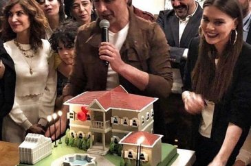 Özcan Deniz ile Feyza Aktan el ele
