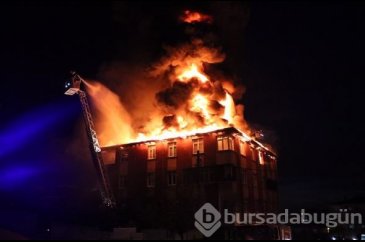  4 katlı binanın çatı katı alev alev yandı 