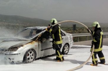  Seyir halindeki otomobil alev alev yandı 