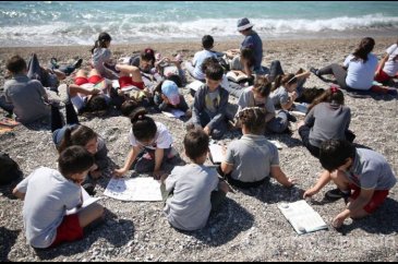  Konyaaltı Plajı'nda 30 bin kişi kitap okudu 