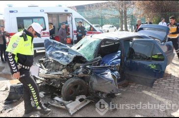 İşçileri taşıyan midibüs otomobille çarpıştı: 12 yaralı
