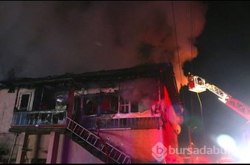 Tüp patlaması sonucu çıkan yangında iki katlı ev kül oldu