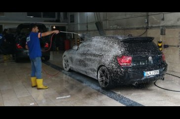 İstanbul'a çamur yağdı, oto yıkamacılar mesaiye erken başladı
