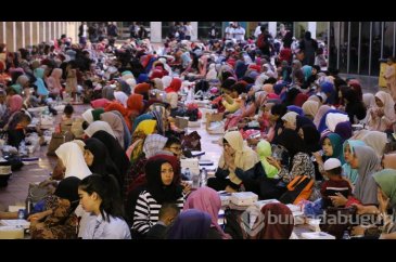 Endonezya'da ilk iftar heyecanı
