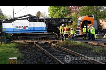  Almanya'da yolcu treni TIR'la çarpıştı 