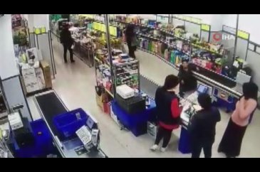 Markette 5 yaşındaki çocuk o soruyu sorunca... Kadın müşteri çıldır...