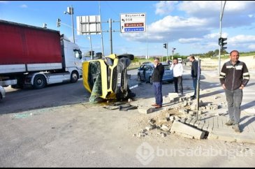 Otomobil ile servis minibüsü çarpıştı: 14 yaralı
