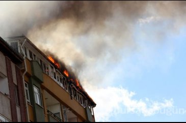 Çatı yangını 3 binaya daha sıçradı
