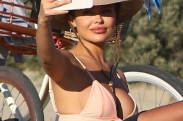 'Angelina Jolie gelmiş' diye yanına koştular
