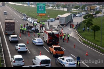 TIR'a çarpan lüks araç hurdaya döndü: 1 ölü, 1 yaralı
