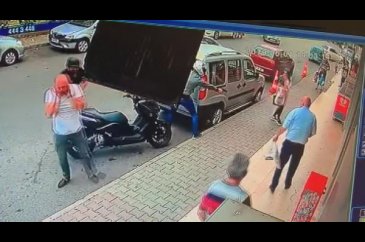 Pide alan genç kıza büyük şok!