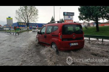 Bursa'da aniden bastıran sağanak yağış zor anlar yaşattı	