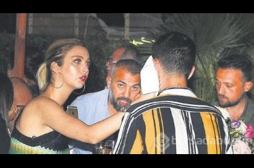 Yasemin Şefkatli, sahneden inen aşkının terini sildi