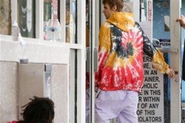Bieber evsizi es geçmedi