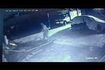 Evden yarı çıplak fırladı!