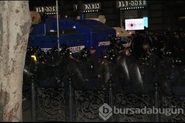 Tiflis'te parlamentoyu kuşatan protestoculara müdahale
