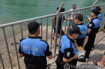 Polis çocukları sulama kanalından çıkarıp havuza götürdü