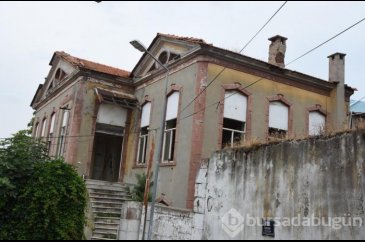 Basmane'deki tarihi Rum okulu talan edildi