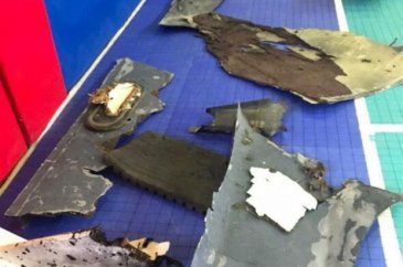 İran düşürdüğü ABD'ye ait İHA'nın enkazını sergiledi
