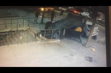 Üsküdar'da takla atan araç kaldırıma düştü