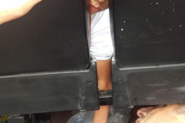 Minibüste kolu sıkışan minik çocuğu kurtarma çabası