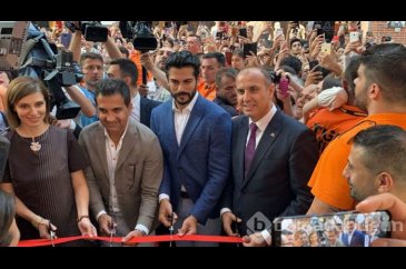  Burak Özçivit, hayranlarından yoğun ilgi gördü